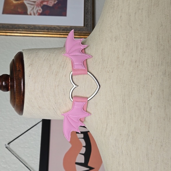Cute Batwings Heart Faux Leather Choker in Pink, NWT - Picture 5 of 13